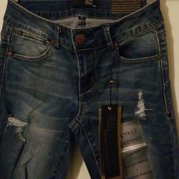 Distressed jeans - Picture 2 of 4